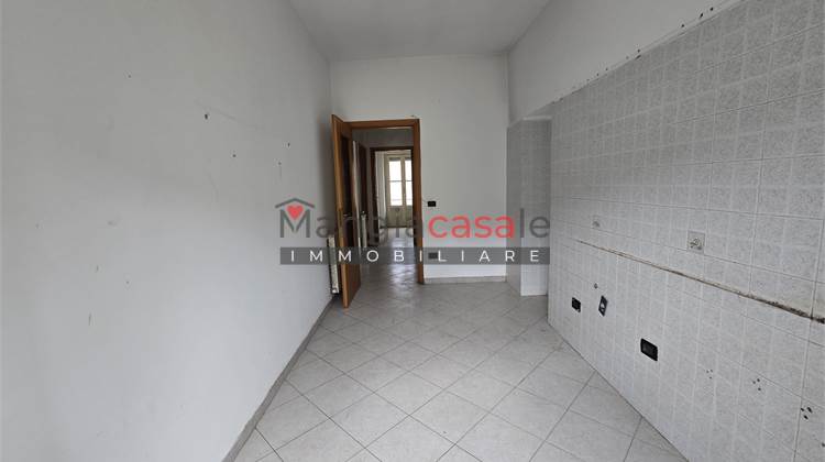 4 комнаты и больше в Продажа в Catanzaro