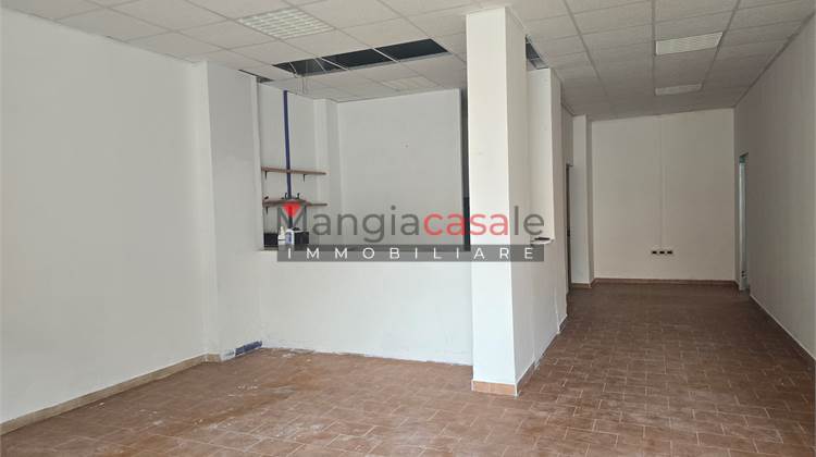 LOCALE COMMERCIALE 2 VETRINE A CATANZARO LIDO 