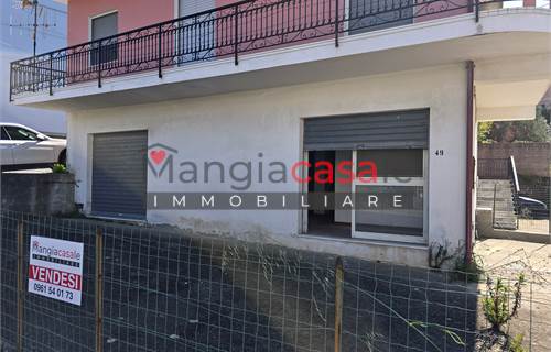 Magazzino con corte privata su strada – ideale cambio destinazione (C2 → commerciale/abitativo)