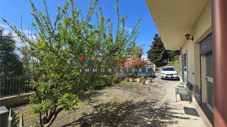 Ampio appartamento 110 mq con balconi + locale indipendente, corte privata e posto auto