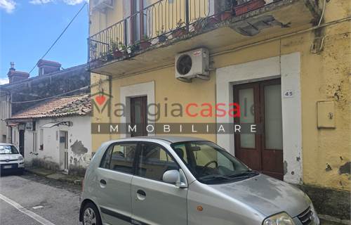 Soluzione indipendente da ristrutturare con terrazzino e deposito nel centro di Settingiano