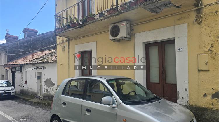 Soluzione indipendente da ristrutturare con terrazzino e deposito nel centro di Settingiano